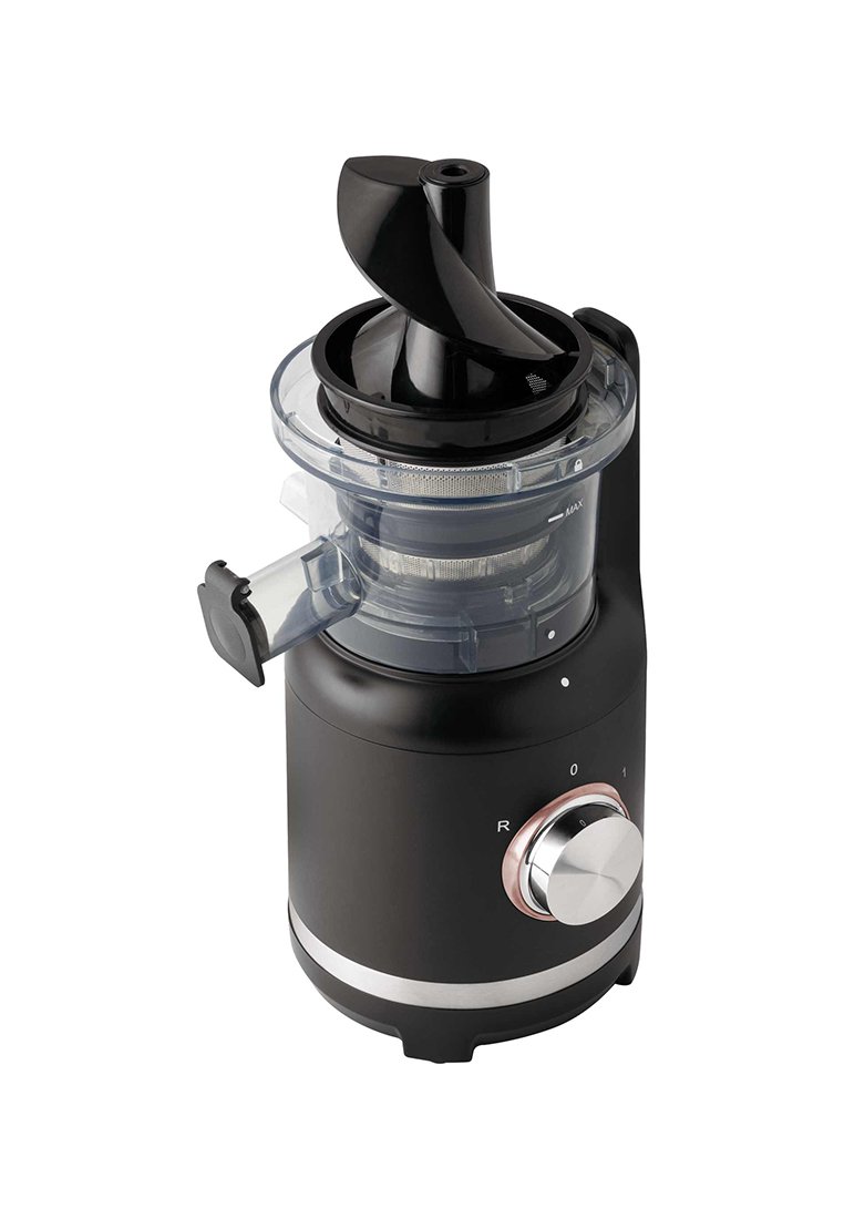 Černý vertikální pomalý odšťavňovač s průhlednou nádobou na dužinu, plnicím otvorem a stříbrným ovládacím knoflíkem na bílém pozadí.