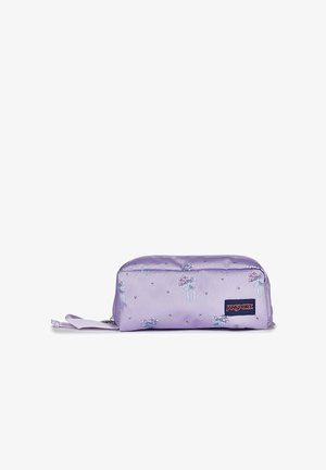Lawendowy piórnik Jansport z małymi kwiatowymi wzorami i paskiem na nadgarstek, pokazany na białym tle.