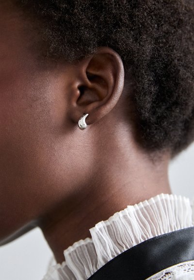 Maria Black SAGENE TRAIL HUGGIE  - Boucles d'oreilles - silver-coloured