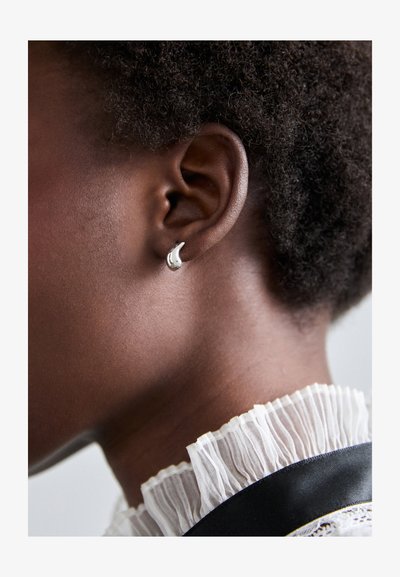 Maria Black SAGENE TRAIL HUGGIE - Boucles d'oreilles - silver-coloured
