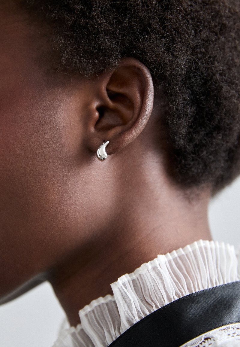 Maria Black - SAGENE TRAIL HUGGIE  - Earrings - silver-coloured, Enlarge