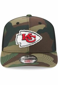 Die Camouflage-Baseballmütze verfügt über ein gesticktes weiß-rotes "KC"-Logo auf einer strukturierten Krone. Verstellbare Passform mit einer flachen Krempe.
