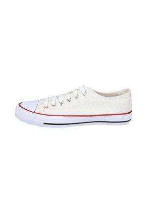 Zapatilla deportiva blanca de lona baja con cordones blancos, franja roja sobre la suela blanca de goma y franja negra a lo largo del borde de la suela.