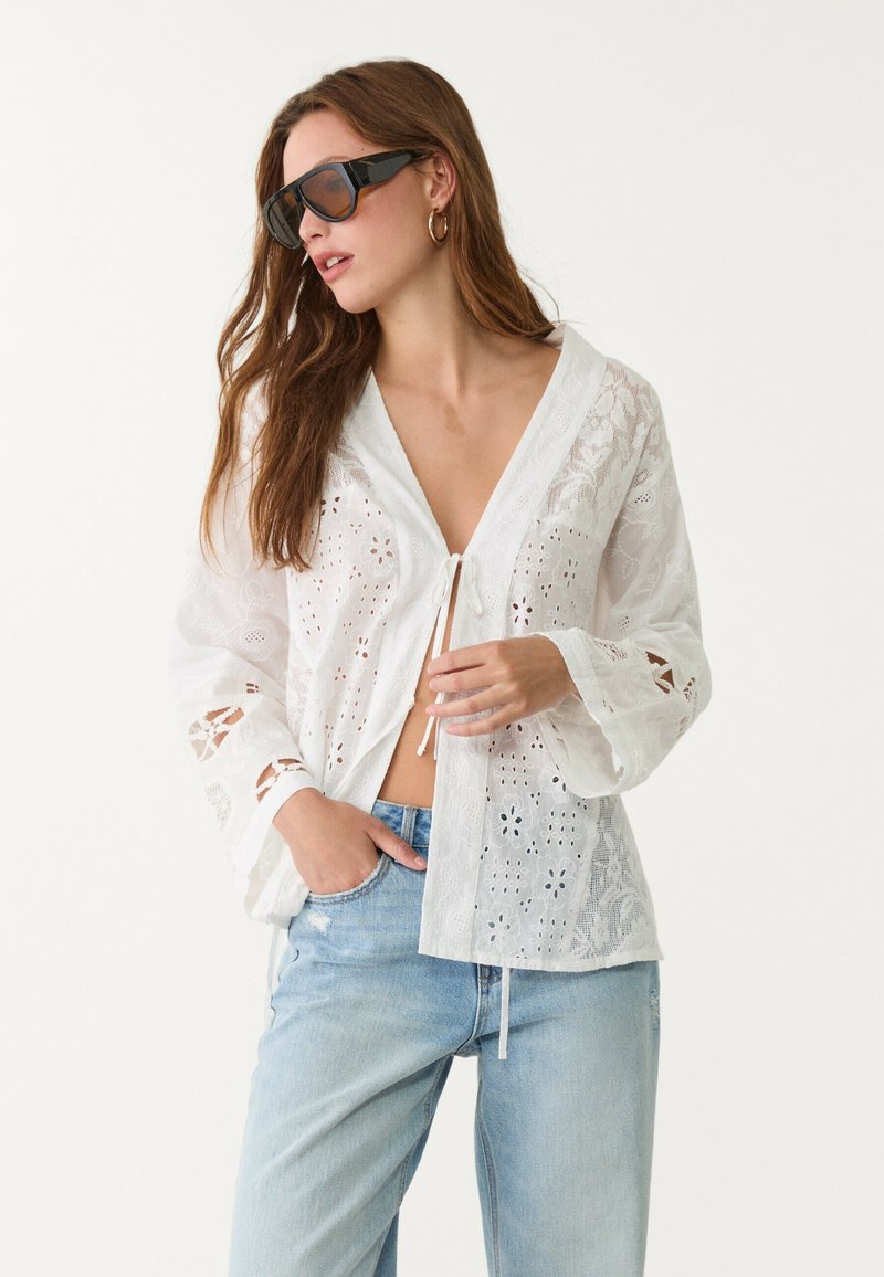 Stradivarius EMBROIDERED PATCHWORK KIMONO - Summer jacket - white