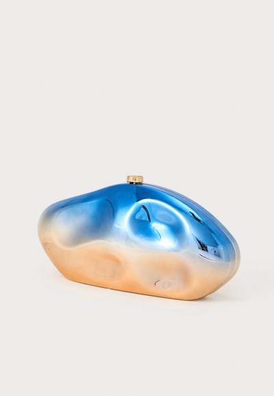 Bolso de mano metálico con una forma suave y redondeada. Presenta un acabado degradado en azul y dorado con un cierre de clasp en la parte superior.