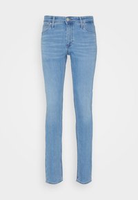 Jeans de mezclilla azul claro con corte recto, diseño de cinco bolsillos y cierre de botón de metal. Presenta un ligero efecto de desgaste y detalles de costura.