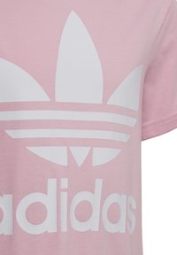 adidas Originals TREFOIL TEE-JUNIOR - Apdrukāts T-krekls - true pink/white