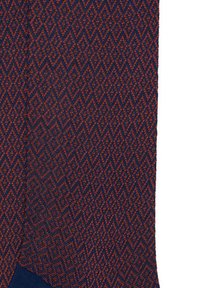 Calze blu navy con un motivo geometrico a rombi arancione. La texture è liscia con un bordo a coste nella parte superiore.
