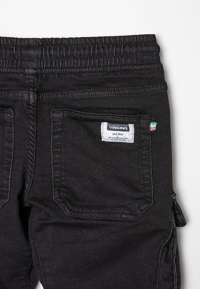 Schwarze Cargo-Hosen aus Stoff mit elastischem Bund, zwei Gesäßtaschen und einem Etikett auf der rechten Tasche.