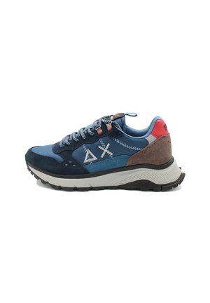Sneaker blu e grigio con materiali in suede e mesh, dotato di una suola in gomma, accenti testurizzati, colori a contrasto e un logo decorativo.