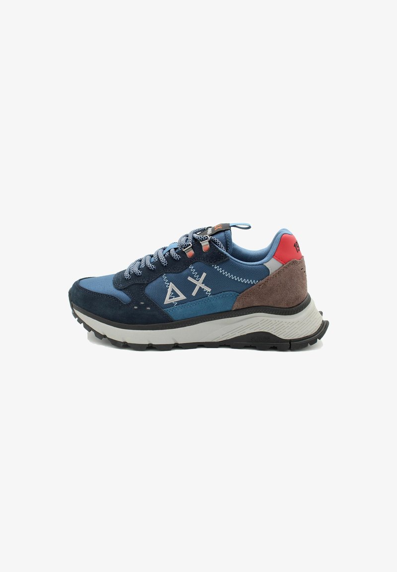 Sneaker blu e grigio con materiali in suede e mesh, dotato di una suola in gomma, accenti testurizzati, colori a contrasto e un logo decorativo.
