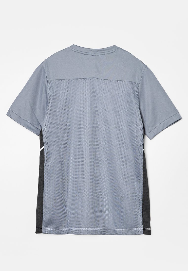 T-shirt de sport gris en tissu respirant, avec un devant texturé et des côtés noirs unis, manches courtes et col rond.