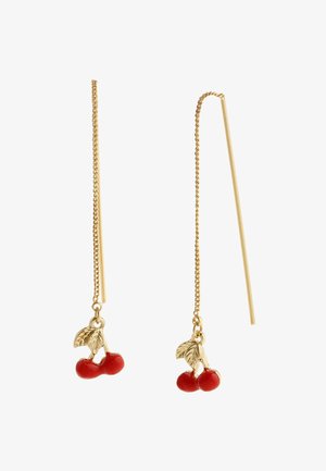Orecchini a catena d'oro con ciondoli a forma di ciliegia rossa e piccole foglie d'oro pendenti alle estremità su uno sfondo bianco.