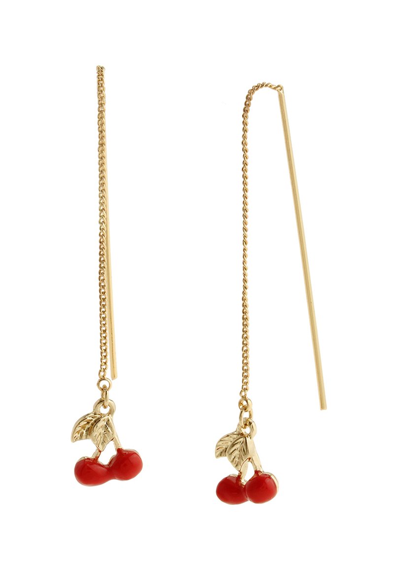 Pendientes de cadena de oro con charms de cereza roja y pequeñas hojas doradas colgando en los extremos sobre un fondo blanco.