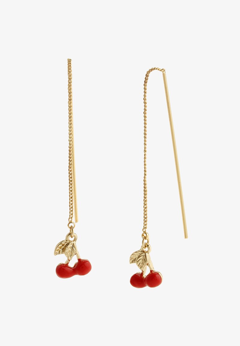 Pendientes de cadena de oro con charms de cereza roja y pequeñas hojas doradas colgando en los extremos sobre un fondo blanco.