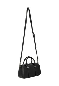 Schwarze Lederhandtasche mit zwei Griffen, verstellbarem Schulterriemen, silbernen Metallakzenten und Reißverschluss. Glatte Textur und rechteckige Form.