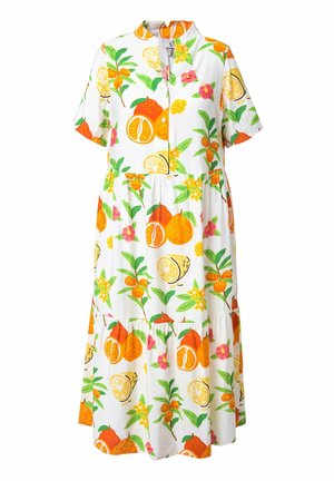 Weißes Kleid mit Knopfleiste, kurzen Ärmeln und gestuftem Design, das bunte Obst- und Blumenmuster in Orange, Gelb und Grün zeigt.