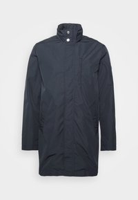 Mörkblå lång kappa, tillverkad av slät tyg. Har en hög krage, tryckknappar och två sidofickor, med en subtil horisontell textur.