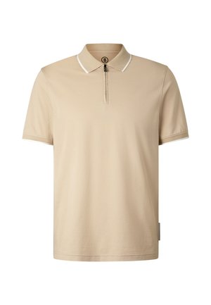 Beige poloshirt met korte mouwen, een ritssluiting, witte bies op de kraag en manchetten, en een klein rond logo op de kraag.