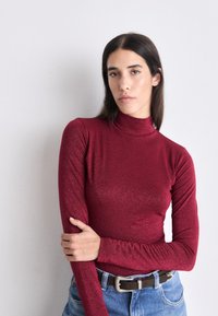 HUGO DELAINA - Pikkade varrukatega topp - medium red