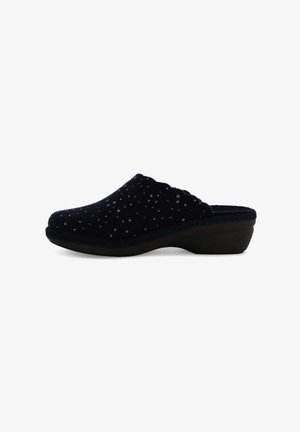 Zoccoli blu navy slip-on realizzati in morbido tessuto con superficie testurizzata, decorati con accenti a pois argentati e suola nera curva bassa.