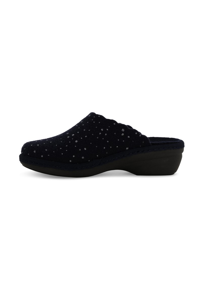 Zoccoli blu navy slip-on realizzati in morbido tessuto con superficie testurizzata, decorati con accenti a pois argentati e suola nera curva bassa.