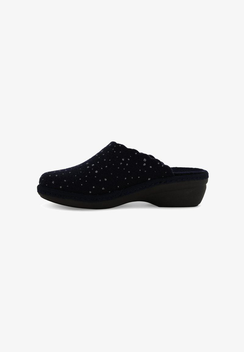 Zoccoli blu navy slip-on realizzati in morbido tessuto con superficie testurizzata, decorati con accenti a pois argentati e suola nera curva bassa.