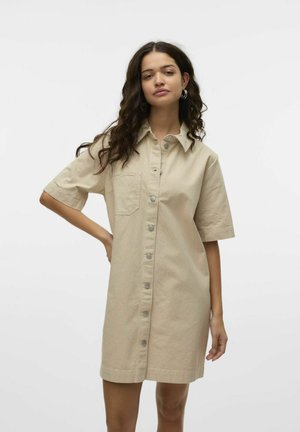 Beige gestreepte korte mouw jurk met een knoopsluiting aan de voorkant, kraag en een enkele borstzak in casual ontwerp.
