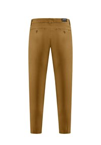 Pantaloni in cotone marrone con vestibilità slim, dotati di due tasche posteriori con chiusura a bottone e una texture liscia. Nessuna tasca frontale visibile.