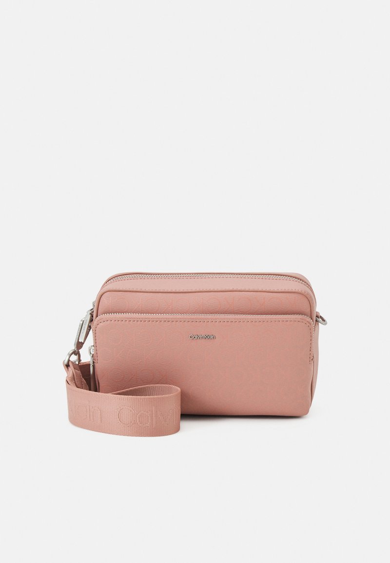 Calvin Klein MUST CAMERA BAG MONO - Olkalaukku - ash rose mono