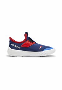Kék textil slip-on cipő piros akcentusokkal és fehér talppal. Villámcsapás mintázattal rendelkezik, és az "ELEKTRIZÁLT" szó látható az oldalán.