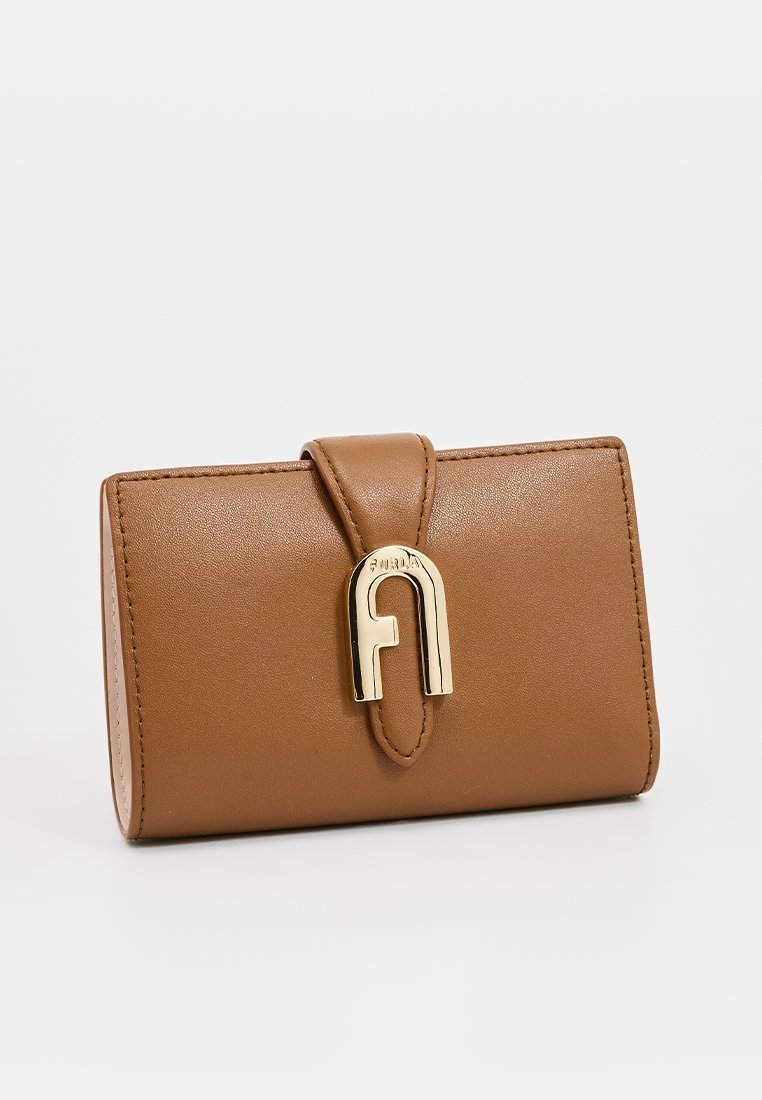 Portefeuille en cuir marron avec une texture lisse, doté d'un fermoir en métal doré en forme de U et d'un détail de nom de marque embossé à l'avant.