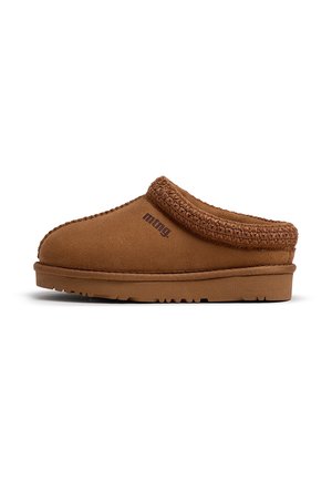 Zapatilla marrón tipo slip-on con cuello de punto texturizado y logo "mmg." en el lateral, con suela de goma plana con patrón de dibujo.