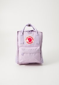 Paarse Kånken rugzak met een vierkante vorm, bovenhandvatten, een voorvak met rits en een ronde logo patch in rood en wit. Glad textuur, lichtgewicht materiaal.