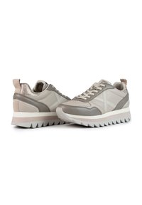 Sneaker beige e grigio con retro testurizzato, pannelli in pelle liscia, suola bianca spessa con battistrada a zigzag e una palette di colori neutri.