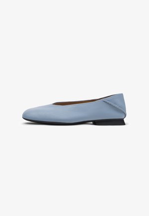 Hellblaue Ballettflats aus Leder mit abgerundetem Zehenbereich, minimalistischem Design und niedrigem schwarzem Absatz; verfügt über saubere Nähte entlang der Nähte.