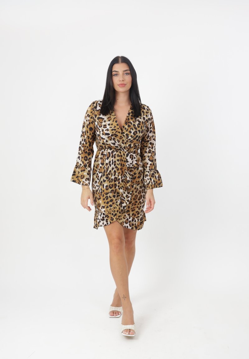 Vestido envolvente de estampado de leopardo con mangas largas de campana, confeccionado en una tela suave que presenta tonos de marrón, negro y crema. Acabado satinado.