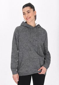 Felpa grigia con cappuccio realizzata in materiale morbido, dotata di tasca a marsupio, lacci e polsini a costine.