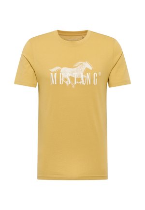 Senfgelbes T-Shirt mit kurzen Ärmeln, bedruckt mit einer weißen Grafik eines laufenden Pferdes und dem Schriftzug "MUSTANG" auf der Brust.