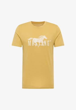Camiseta de manga corta color mostaza con un gráfico blanco de un caballo galopando y el texto "MUSTANG" impreso en el pecho.