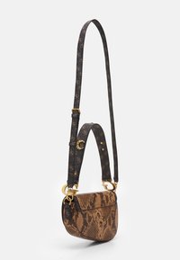 Ruskea käärmeennahkakuosiset olkalaukku, jossa on säädettävä musta hihna, kultasävyiset yksityiskohdat ja monogrammikuosi.