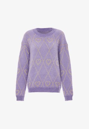 Lavendel fuzzy gebreide trui met een diamanten patroon, voorzien van gouden harten en accenten. Rond de hals, lange mouwen en geribbelde boord.