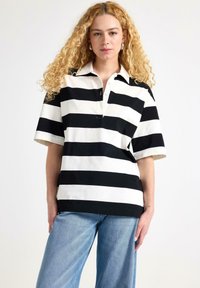 Sort-og-hvid stribet polo t-shirt med krave, korte ærmer og en afslappet pasform. Casual design med et karakteristisk mønster.