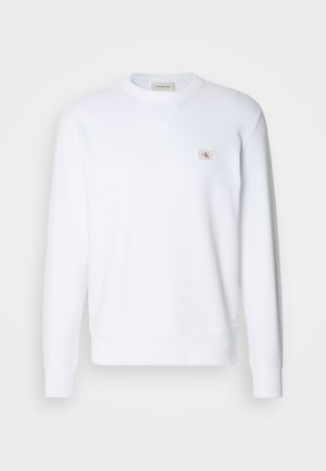 Witte katoenen sweatshirt met ronde hals, lange mouwen, geribde manchetten en een klein logo-opdracht op de borst. Zachte textuur, minimalistisch ontwerp.