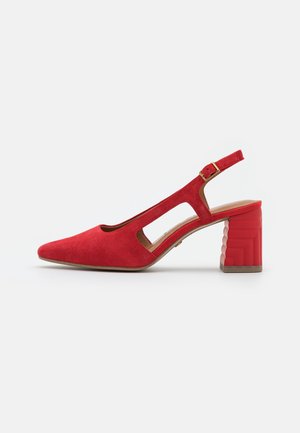 Czerwony zamszowy but na obcasie slingback z ostro zakończonym noskiem, klockowym obcasem z geometrycznym wzorem oraz paskiem z złotą klamrą.