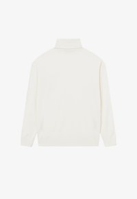 Maglione bianco con un alto colletto, delicata texture, maniche lunghe e dettagli a maglia ai polsini e all'orlo. La vista posteriore mostra un design semplice.
