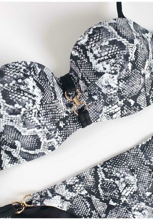 Czarny i biały komplet biustonosza i kostiumu kąpielowego z motywem węża, z formowanymi miseczkami, złotymi detalami oraz gładkimi czarnymi ramiączkami.