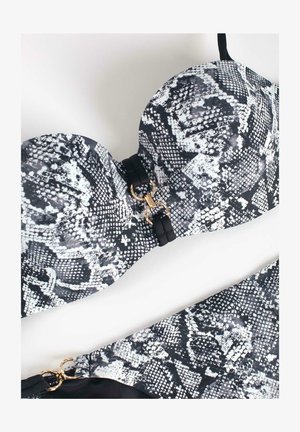 Czarny i biały komplet biustonosza i kostiumu kąpielowego z motywem węża, z formowanymi miseczkami, złotymi detalami oraz gładkimi czarnymi ramiączkami.