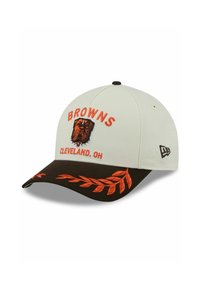 Cleveland Browns Cap mit einem cremefarbenen Baumwolloberteil, braunem Schirm, gesticktem Logo, weißen Nähten und orangefarbenen Akzenten am Schirm.