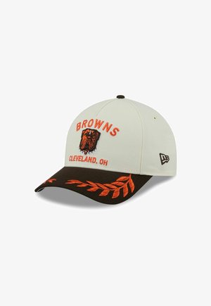 Cleveland Browns Cap mit einem cremefarbenen Baumwolloberteil, braunem Schirm, gesticktem Logo, weißen Nähten und orangefarbenen Akzenten am Schirm.